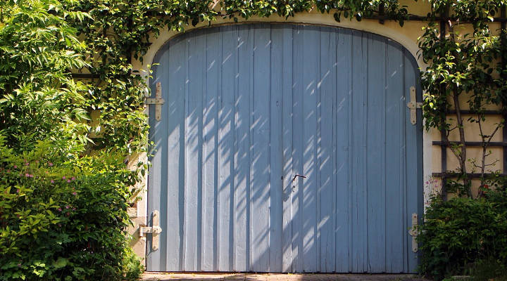 ¿Cuánto cuesta instalar una puerta de garaje?